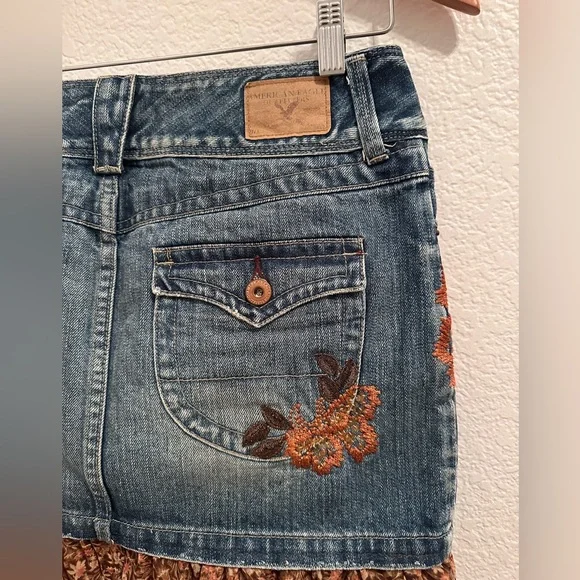 AMERICAN EAGLE Y2K Embroidered Denim Skirt with Floral Accents - Picture 5 of 5